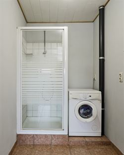 Deze instapklare woning ligt in een rustige, groene buurt vlakbij het centrum van Nevele, omgeven door weilanden. Tegelijk woon je hier centraal, op k...