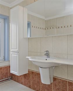 Deze instapklare woning ligt in een rustige, groene buurt vlakbij het centrum van Nevele, omgeven door weilanden. Tegelijk woon je hier centraal, op k...