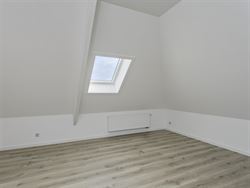 Deze instapklare woning ligt in een rustige, groene buurt vlakbij het centrum van Nevele, omgeven door weilanden. Tegelijk woon je hier centraal, op k...