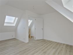 Deze instapklare woning ligt in een rustige, groene buurt vlakbij het centrum van Nevele, omgeven door weilanden. Tegelijk woon je hier centraal, op k...