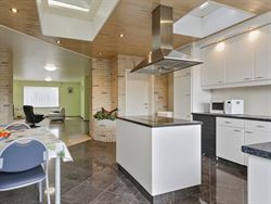 Deze instapklare woning ligt in een rustige, groene buurt vlakbij het centrum van Nevele, omgeven door weilanden. Tegelijk woon je hier centraal, op k...