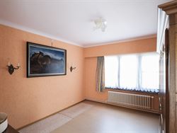 In het groene Semmerzake, deelgemeente van Gavere, vind je deze statige woning uit de jaren ’60. De woning werd ontworpen door de Gentse architect G...