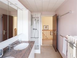In het groene Semmerzake, deelgemeente van Gavere, vind je deze statige woning uit de jaren ’60. De woning werd ontworpen door de Gentse architect G...