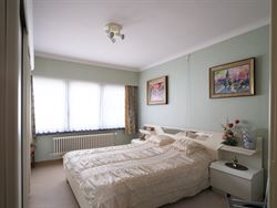 In het groene Semmerzake, deelgemeente van Gavere, vind je deze statige woning uit de jaren ’60. De woning werd ontworpen door de Gentse architect G...