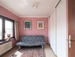 In het groene Semmerzake, deelgemeente van Gavere, vind je deze statige woning uit de jaren ’60. De woning werd ontworpen door de Gentse architect G...
