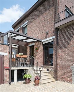 In het groene Semmerzake, deelgemeente van Gavere, vind je deze statige woning uit de jaren ’60. De woning werd ontworpen door de Gentse architect G...