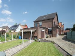 In het groene Semmerzake, deelgemeente van Gavere, vind je deze statige woning uit de jaren ’60. De woning werd ontworpen door de Gentse architect G...