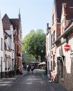 Welkom in deze charmante woning in de autoloze Noordstraat: een straat met eeuwen geschiedenis, waar elk huis een verhaal fluistert. 
Deze woning maa...