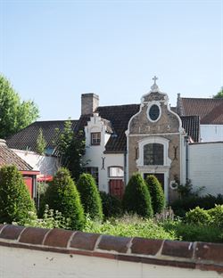 Welkom in deze charmante woning in de autoloze Noordstraat: een straat met eeuwen geschiedenis, waar elk huis een verhaal fluistert. 
Deze woning maa...