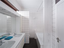 In het hart van Assenede is deze uitzonderlijke thuis het resultaat van een bijzondere samenwerking tussen twee Oost-Vlaamse grootmeesters: architect ...