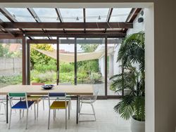 In het hart van Assenede is deze uitzonderlijke thuis het resultaat van een bijzondere samenwerking tussen twee Oost-Vlaamse grootmeesters: architect ...