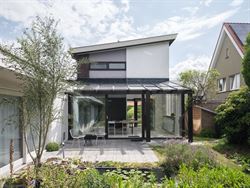 In het hart van Assenede is deze uitzonderlijke thuis het resultaat van een bijzondere samenwerking tussen twee Oost-Vlaamse grootmeesters: architect ...