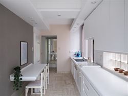 In het hart van Assenede is deze uitzonderlijke thuis het resultaat van een bijzondere samenwerking tussen twee Oost-Vlaamse grootmeesters: architect ...