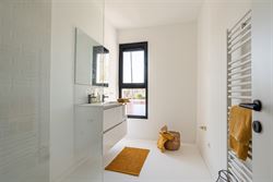 Welkom in deze gloednieuwe woning (2025), gelegen in een rustige, groene omgeving op de grens van Wondelgem en Mariakerke. Hier woon je centraal, met ...