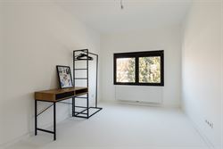 Welkom in deze gloednieuwe woning (2025), gelegen in een rustige, groene omgeving op de grens van Wondelgem en Mariakerke. Hier woon je centraal, met ...