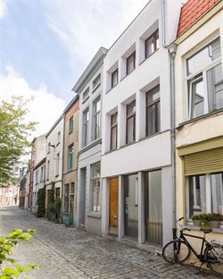 In het hart van het bruisende Prinsenhof wacht deze charmante woning vol karakter op jou. Hier woon je in een oase van rust, verscholen in een van de ...