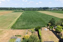 Landelijke woning in Waarschoot op slechts enkele minuten met de auto van de gezellige dorpskern en op een vijftal minuten van Zomergem.
Het ruime pe...