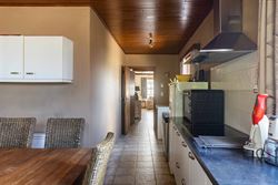 Landelijke woning in Waarschoot op slechts enkele minuten met de auto van de gezellige dorpskern en op een vijftal minuten van Zomergem.
Het ruime pe...