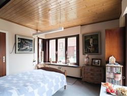 In het groene Semmerzake, deelgemeente van Gavere, vind je deze statige woning uit de jaren ’60. De woning werd ontworpen door de Gentse architect G...