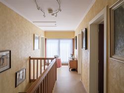 In het groene Semmerzake, deelgemeente van Gavere, vind je deze statige woning uit de jaren ’60. De woning werd ontworpen door de Gentse architect G...
