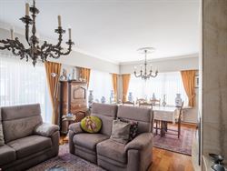 In het groene Semmerzake, deelgemeente van Gavere, vind je deze statige woning uit de jaren ’60. De woning werd ontworpen door de Gentse architect G...