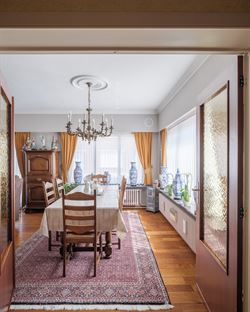 In het groene Semmerzake, deelgemeente van Gavere, vind je deze statige woning uit de jaren ’60. De woning werd ontworpen door de Gentse architect G...