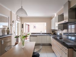 In het groene Semmerzake, deelgemeente van Gavere, vind je deze statige woning uit de jaren ’60. De woning werd ontworpen door de Gentse architect G...