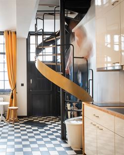 Welkom in deze charmante woning in de autoloze Noordstraat: een straat met eeuwen geschiedenis, waar elk huis een verhaal fluistert. 
Deze woning maa...