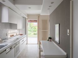 In het hart van Assenede is deze uitzonderlijke thuis het resultaat van een bijzondere samenwerking tussen twee Oost-Vlaamse grootmeesters: architect ...