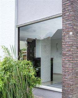 In het hart van Assenede is deze uitzonderlijke thuis het resultaat van een bijzondere samenwerking tussen twee Oost-Vlaamse grootmeesters: architect ...