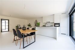 Welkom in deze gloednieuwe woning (2025), gelegen in een rustige, groene omgeving op de grens van Wondelgem en Mariakerke. Hier woon je centraal, met ...