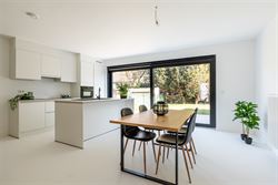 Welkom in deze gloednieuwe woning (2025), gelegen in een rustige, groene omgeving op de grens van Wondelgem en Mariakerke. Hier woon je centraal, met ...