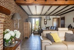 Landelijke woning in Waarschoot op slechts enkele minuten met de auto van de gezellige dorpskern en op een vijftal minuten van Zomergem.
Het ruime pe...
