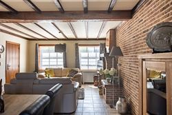 Landelijke woning in Waarschoot op slechts enkele minuten met de auto van de gezellige dorpskern en op een vijftal minuten van Zomergem.
Het ruime pe...