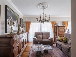 In het groene Semmerzake, deelgemeente van Gavere, vind je deze statige woning uit de jaren ’60. De woning werd ontworpen door de Gentse architect G...
