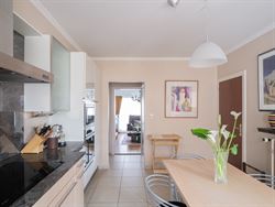 In het groene Semmerzake, deelgemeente van Gavere, vind je deze statige woning uit de jaren ’60. De woning werd ontworpen door de Gentse architect G...