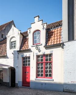 Welkom in deze charmante woning in de autoloze Noordstraat: een straat met eeuwen geschiedenis, waar elk huis een verhaal fluistert. 
Deze woning maa...