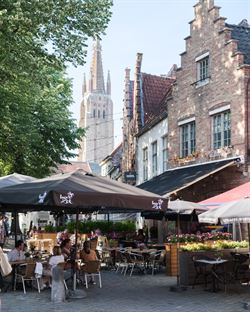 Welkom in deze charmante woning in de autoloze Noordstraat: een straat met eeuwen geschiedenis, waar elk huis een verhaal fluistert. 
Deze woning maa...