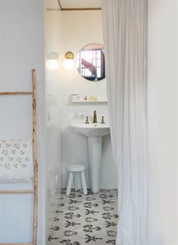 Welkom in deze charmante woning in de autoloze Noordstraat: een straat met eeuwen geschiedenis, waar elk huis een verhaal fluistert. 
Deze woning maa...