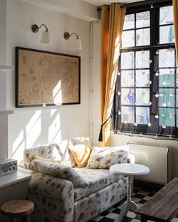Welkom in deze charmante woning in de autoloze Noordstraat: een straat met eeuwen geschiedenis, waar elk huis een verhaal fluistert. 
Deze woning maa...
