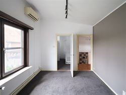In het hart van Assenede is deze uitzonderlijke thuis het resultaat van een bijzondere samenwerking tussen twee Oost-Vlaamse grootmeesters: architect ...