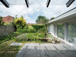 In het hart van Assenede is deze uitzonderlijke thuis het resultaat van een bijzondere samenwerking tussen twee Oost-Vlaamse grootmeesters: architect ...
