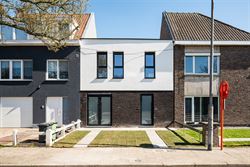 Welkom in deze gloednieuwe woning (2025), gelegen in een rustige, groene omgeving op de grens van Wondelgem en Mariakerke. Hier woon je centraal, met ...