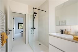 Welkom in deze gloednieuwe woning (2025), gelegen in een rustige, groene omgeving op de grens van Wondelgem en Mariakerke. Hier woon je centraal, met ...