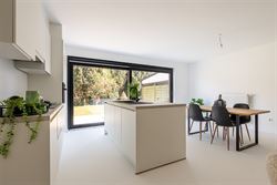 Welkom in deze gloednieuwe woning (2025), gelegen in een rustige, groene omgeving op de grens van Wondelgem en Mariakerke. Hier woon je centraal, met ...