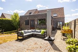 Landelijke woning in Waarschoot op slechts enkele minuten met de auto van de gezellige dorpskern en op een vijftal minuten van Zomergem.
Het ruime pe...