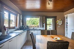 Landelijke woning in Waarschoot op slechts enkele minuten met de auto van de gezellige dorpskern en op een vijftal minuten van Zomergem.
Het ruime pe...