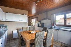 Landelijke woning in Waarschoot op slechts enkele minuten met de auto van de gezellige dorpskern en op een vijftal minuten van Zomergem.
Het ruime pe...