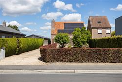 Landelijke woning in Waarschoot op slechts enkele minuten met de auto van de gezellige dorpskern en op een vijftal minuten van Zomergem.
Het ruime pe...