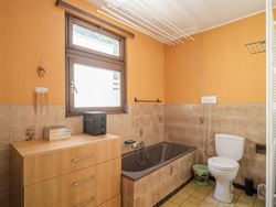 In het levendige Sint-Amandsberg, op wandelafstand van de Rozebroeken en tal van leuke hotspots, vind je deze karaktervolle halfopen bebouwing met een...